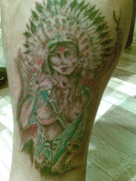 Un dettaglio dei suoi innumerevoli tatuaggi: una donna indiana. La squaw  incisa sul polpaccio destro 